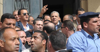 فوضى بلقاء محلب بغزل المحلة بسبب تسابق العمال على الحديث