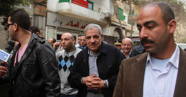 مواطن يقبل يد رئيس الوزراء: "مصر أمانة فى عنقك"