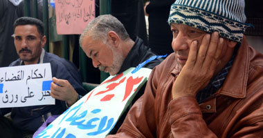 عمال "سيمو" للورق يتظاهرون أمام مجلس الوزراء للمطالبة بالرواتب