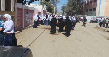 نقل طلاب مدرسة إعدادية بأسيوط بسبب "بيارة صرف صحى"