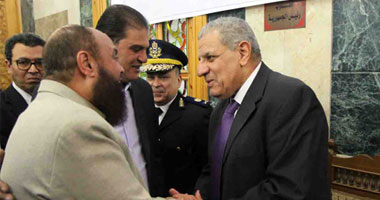 إبراهيم محلب يؤدى واجب العزاء فى عزازى بعمر مكرم