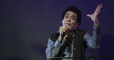 محمد منير يطمئن جمهوره بعد جراحة عاجلة فى العنق
