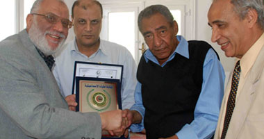 الأبنودى رجل عام 2009 بأطباء الإسماعيلية