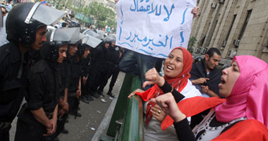 بالفيديو.. اشتباكات الأمن و"6 أبريل" أمام "القضاء العالى"