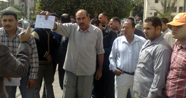 سائقو السرفيس يتظاهرون بسياراتهم بشارع مجلس الوزراء 