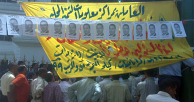 موظفو "مراكز المعلومات" يرفعون صورة "مبارك"