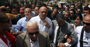 بالصور.. البرادعى يؤدى صلاة الجمعة بمسجد "نور" وسط هتافات كبيرة من المواطنين .. والأمن يمنع أنصاره من دخول مركز الكلى بتعليمات من رئيس جامعة المنصورة