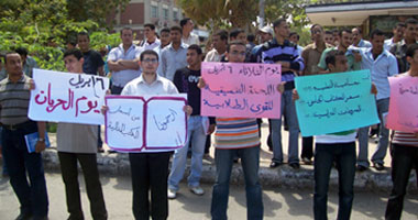 تظاهر العاملين بجامعة أسيوط للمطالبة برفع الحافز والتثبيت 