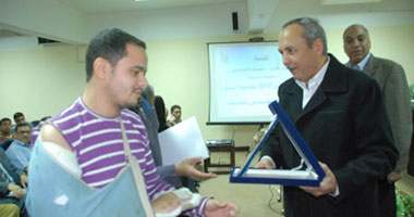 تكريم أسر شهداء ومصابى الثورة بأسيوط 