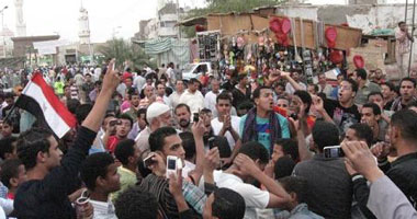 كبار عائلات قنا يؤكدون على الإجماع الشعبى "مسلمين ومسيحيين" على شرعية مطالب المواطنين.. وتجاهل المسئولين بالعهد السابق للمحافظة سبب الأزمة.. ودعوة لمليونية جديدة باسم "جمعة الكرامة والإرداة الشعبية"
