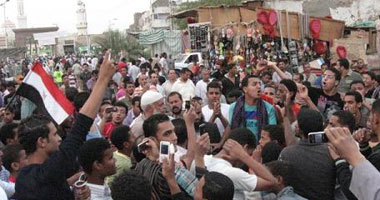 متظاهرو قنا يمنعون سكرتير عام المحافظة من أداء عمله 