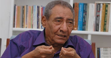 "التعليم" تدرس إضافة سيرة الشاعر الراحل عبدالرحمن الأبنودى إلى المناهج