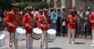 فرقة الموسيقى العسكرية تعزف فى ميدان التحرير  