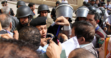 بناء سور أمام محكمة القاهرة الجديدة للتصدى للمتظاهرين  