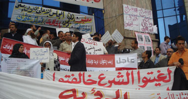 احتجاج الآباء لتغيير قوانين الأسرة أمام "الصحفيين"