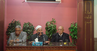حرب "الأضرحة" تتصاعد.. أستاذ عقيدة يطلب من أهله فى الصعيد "رشاش" لحماية الأولياء.. وأبو العزائم: السلفيون المعتدون عليها "بلطجية" ويريدون حرب أهلية.. ووكيل الأزهر السابق: هى بلد أبوهم؟