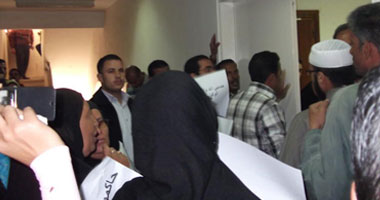 تظاهر أهالى شهداء السويس أمام مكتب المحامى العام