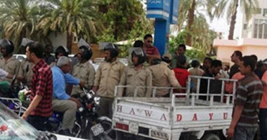 استمرار أزمة البنزين بالوادى الجديد وقوات شرطة لتأمين المحطات