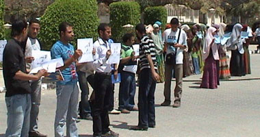 احتجاج أهالى التل الكبير بسبب نقل مقر انتخابى من مدرسة لأخرى