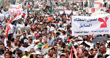 عشرات الآلاف يؤدون صلاة الجمعة بـ"التحرير".. و"حجازى": مليونية اليوم لكل المصريين للتطهر من الفلول.. "العسكرى" لا يقف على مسافة واحدة من مرشحى الرئاسة.. ونحن شهداء الصناديق حال وجود تزوير