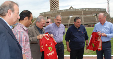 بالصور.. السفير الألمانى يتابع تدريبات الأهلى 