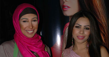 بالصور.. شاهيناز تحتفل مع المطربة زهور بتعاقدها على ألبوم جديد
