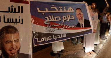 أنصار الشاطر وأبو إسماعيل يحاصرون اللجنة العليا للانتخابات