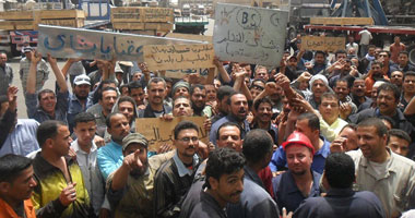 عمال بشاى للصلب يقطعون  طريق "القاهرة - إسكندرية الصحراوى"