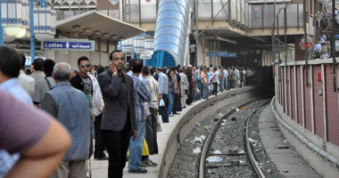 تفصيل 4 ساعات من العذاب داخل مترو الأنفاق.. عطل مفاجئ بالزهراء يشل حركة القطارات بخط "حلوان- المرج".. ومشادات بين الركاب وسائقى المترو.. المواطنون: جهاز تشغيل المترو يعتبرنا غنماً