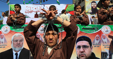 فلسطينيون يمزقون صورة أوباما قبيل زيارته للضفة الغربية