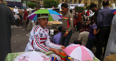 بالصور.. المصريون يهربون من شدة الحرارة فى أول مليونية صيفية بـ2012