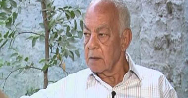 مواطن يقيد نفسه فى "التحرير".. ويطالب بعودة "رشدى" لـ"الداخلية"
