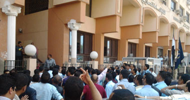 أمناء شرطة يمنعون مساعد وزير الداخلية من مغادرة مكتبه