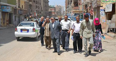 محافظ الفيوم يطالب شركة المياه بسرعة إعادة رصف الطرق