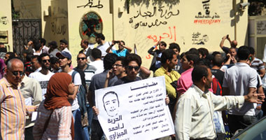 العشرات من أهالى المعتقلين بالسعودية يتوافدون على مقر السفارة