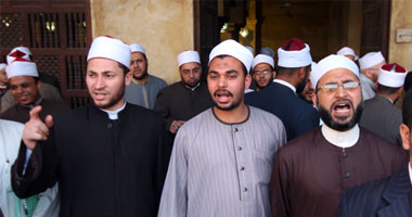 بالصور.. دعاة الأزهر ينظمون وقفة احتجاجية لمنع التطاول على رموزهم.. صلاح نصار: لو أتيحت لى فرصة السفر للقدس لن أتردد.. ويؤكد: سنقف ضد الفصائل المتطاولة على الأزهر.. وخلاف بين الأئمة حول زيارة المفتى