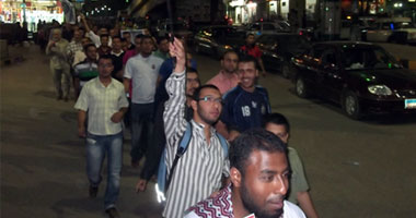 متظاهرون بدمياط ينطلقون بمسيرات اعتراضا على اشتباكات الاتحادية