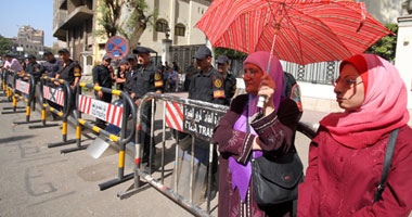 مسيرة من وزارة الخارجية تنضم للمتظاهرين أمام السفارة السعودية 