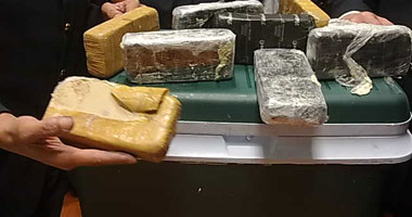 نيابة السويس تجدد حبس مسجل وضابط سابق لاتهامهما بحيازة هيروين