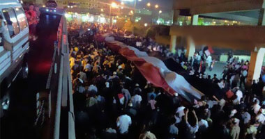 متظاهرو وزارة الدفاع يقتحمون الأسلاك.. والجيش يفتح لهم الطريق 