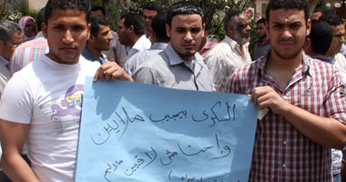 بالصور.. جيولوجو الثورة المعدنية يواصلون اعتصامهم  لزيادة الحوافز 800%