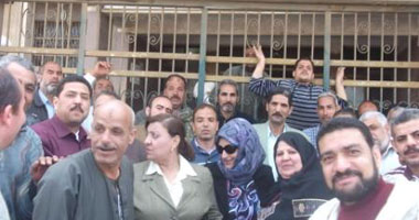 معتصمو "إسكان الشرقية" يغلقون مبنى المديرية ويمنعون العمل بها