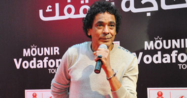 محمد منير يطلق مبادرة "متخليش حاجة توقفك" لمحو الأمية
