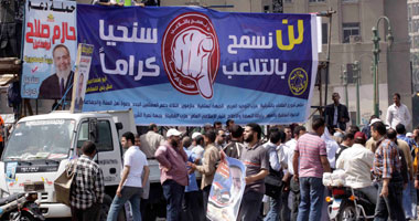 اشتباكات بالتحرير حول إقامة صلاة الجمعة فى الميدان