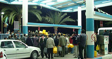 سائقو المنيا: سوق سوداء داخل محطات الوقود تعيد الأزمة من جديدة