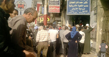 أصحاب الحوالات الصفراء يقطعون طريق الدقى بسبب سوء المعاملة