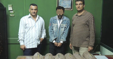 ضبط عاطل وبحوزته بانجو وحشيش بالدقهلية