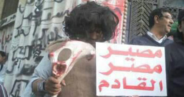 أول لقطة لإنسان ثورة الجياع أمام"القضاء العالى"