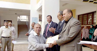 تكريم معلمى مدرسة الشهيد ياسر كمال تمام بالفيوم لحصولها على الجودة