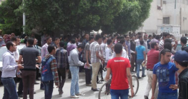 وقفة لطلاب كلية الفنون الجميلة بالإسكندرية ضد قانون التظاهر
